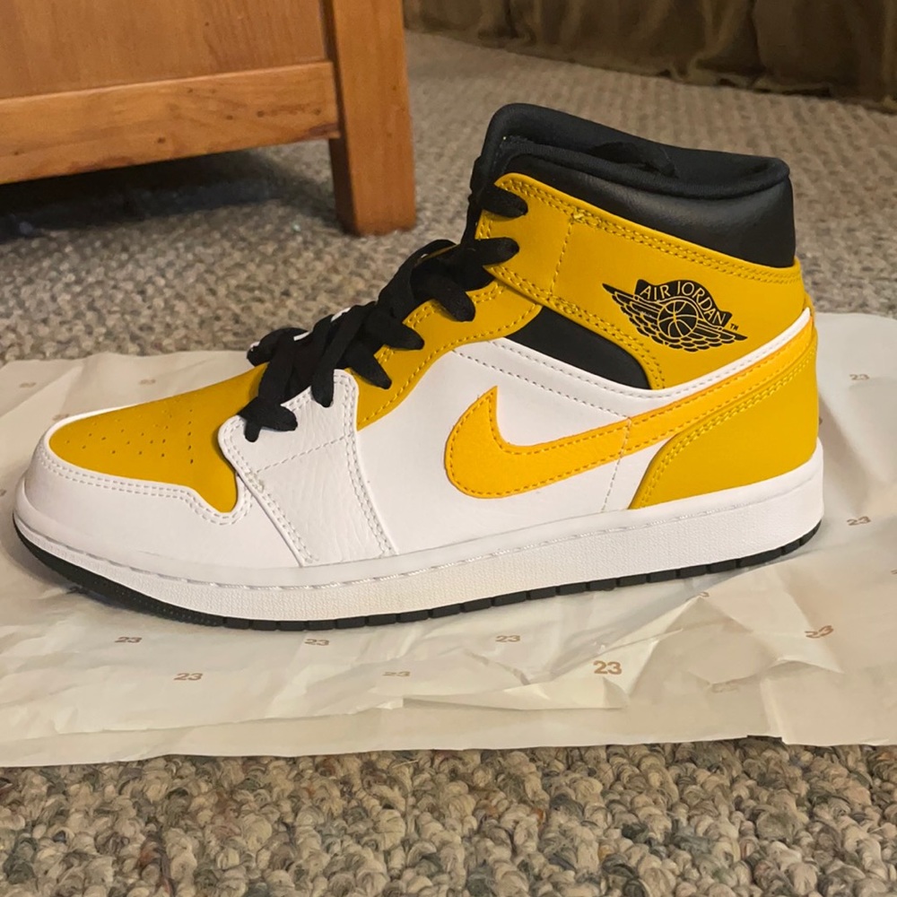 WHITE/UNIVERSITY GOLD-BLACK air jordan 1 mid